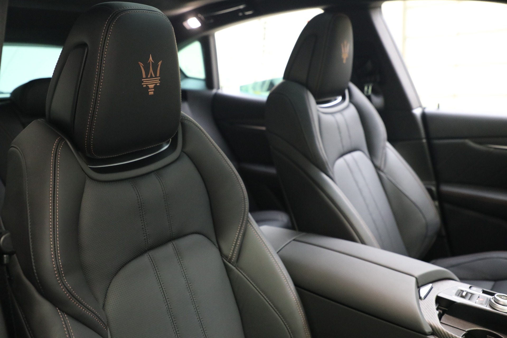 2022 maserati levante interior