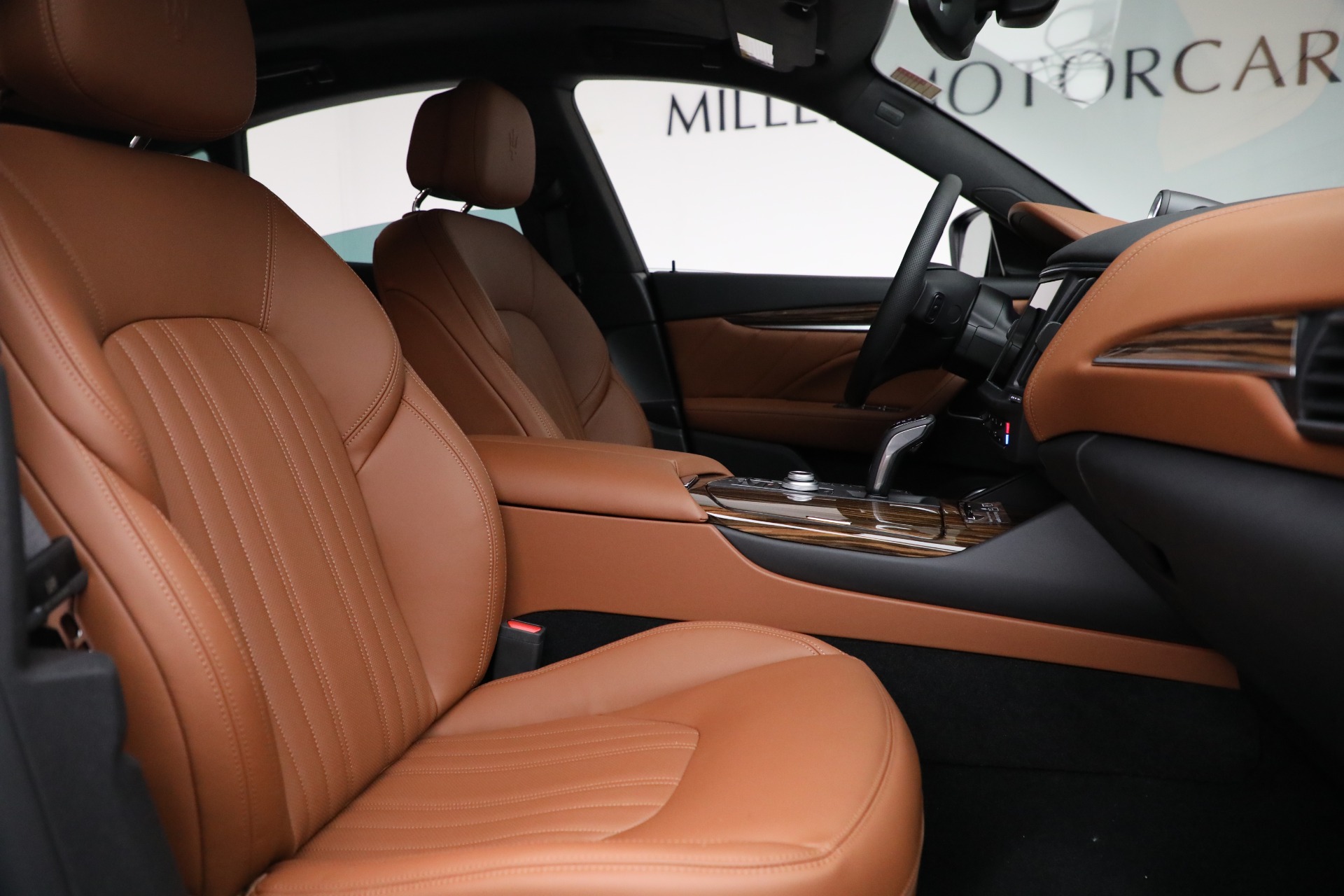 2022 maserati levante interior